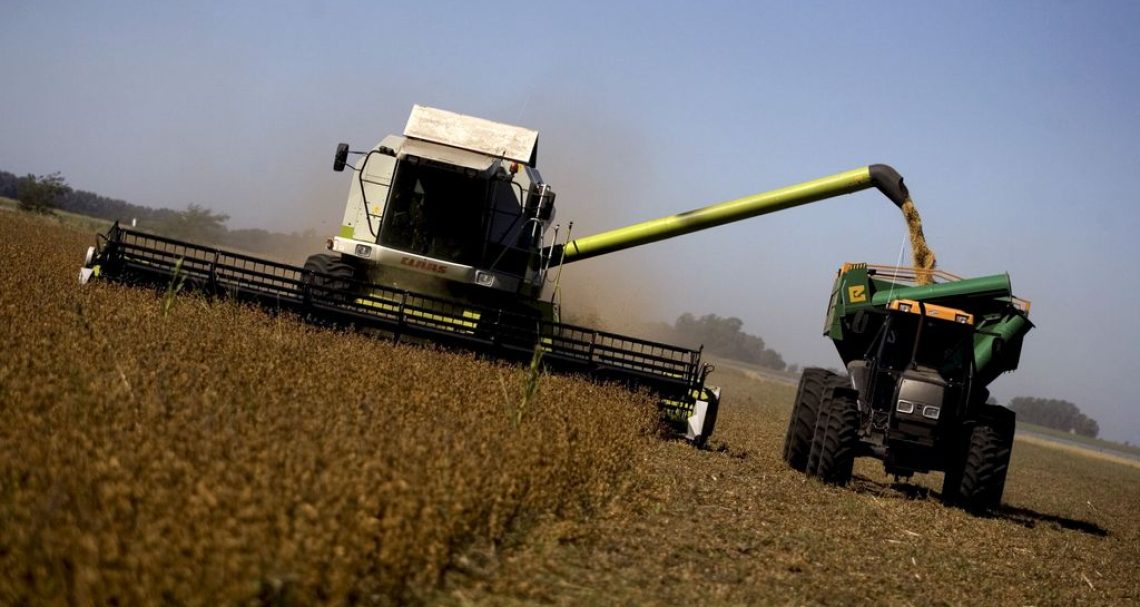 FILE A picture dated 9 April 2008 shows soybean being harvested in Carlos Casares, Argentina. In Argentina, the lights were lit by the early warning signs of contagion from the crisis in Europe through trade, falling prices for some commodities and the difficulty in accessing external financing low interest rates. MARTIN ACOSTA/dpa